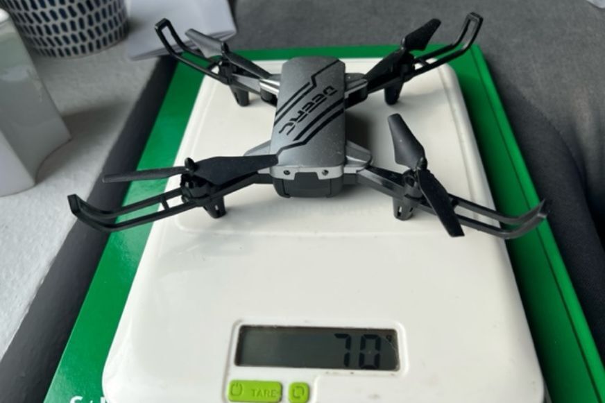 DEERC D20 Drohne für Kinder wiegt nur 70 Gramm